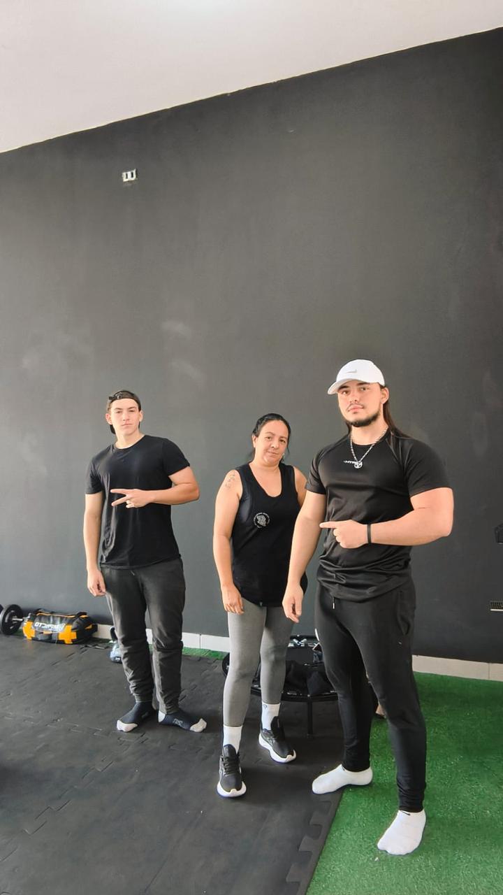 Maycon com alunos em ambiente de treino